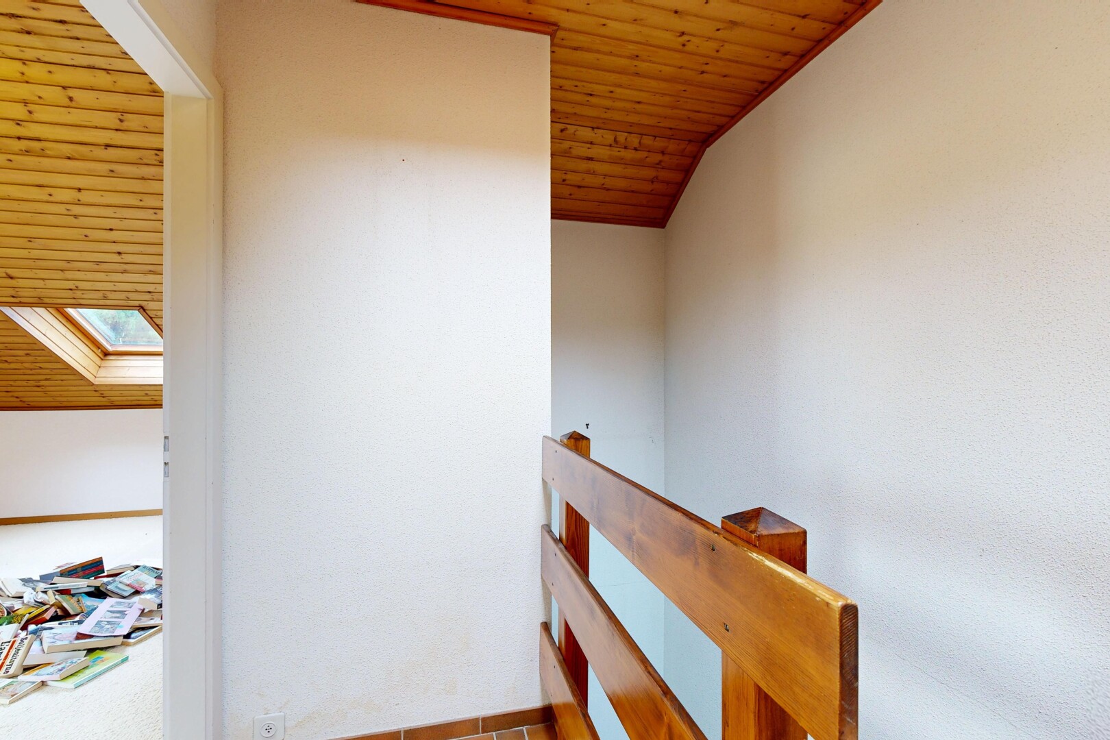 halle / korridor mit dachfenster, inside property, holzdecke, wood ceiling, und gipskartonwand