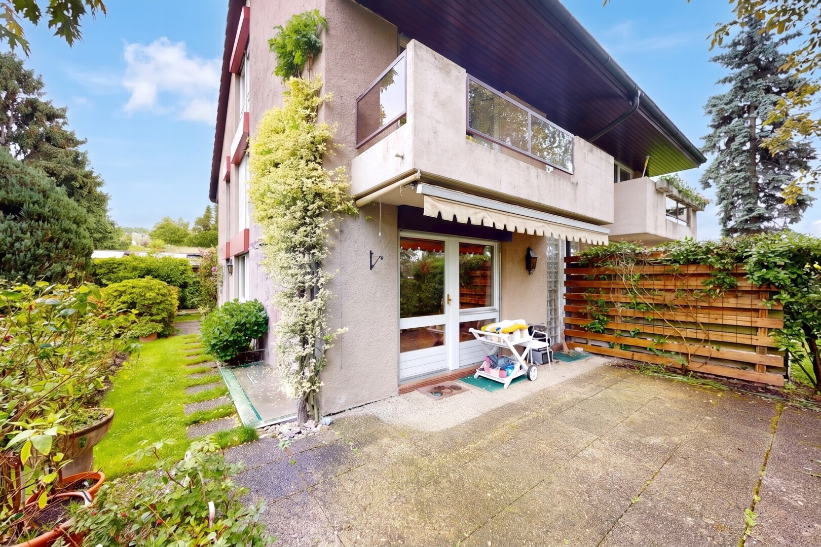 außenansicht mit stuckverkleidung, markise, from property, day time, und balkon