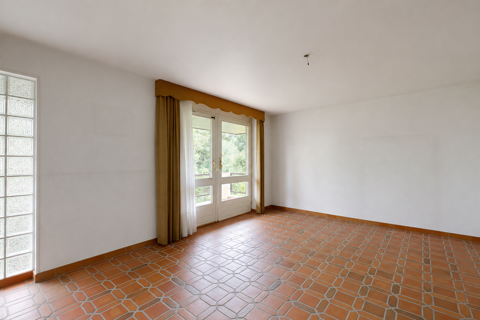 leerer raum mit inside property, drywall, gipskartonwand, natural light, und natürliches licht