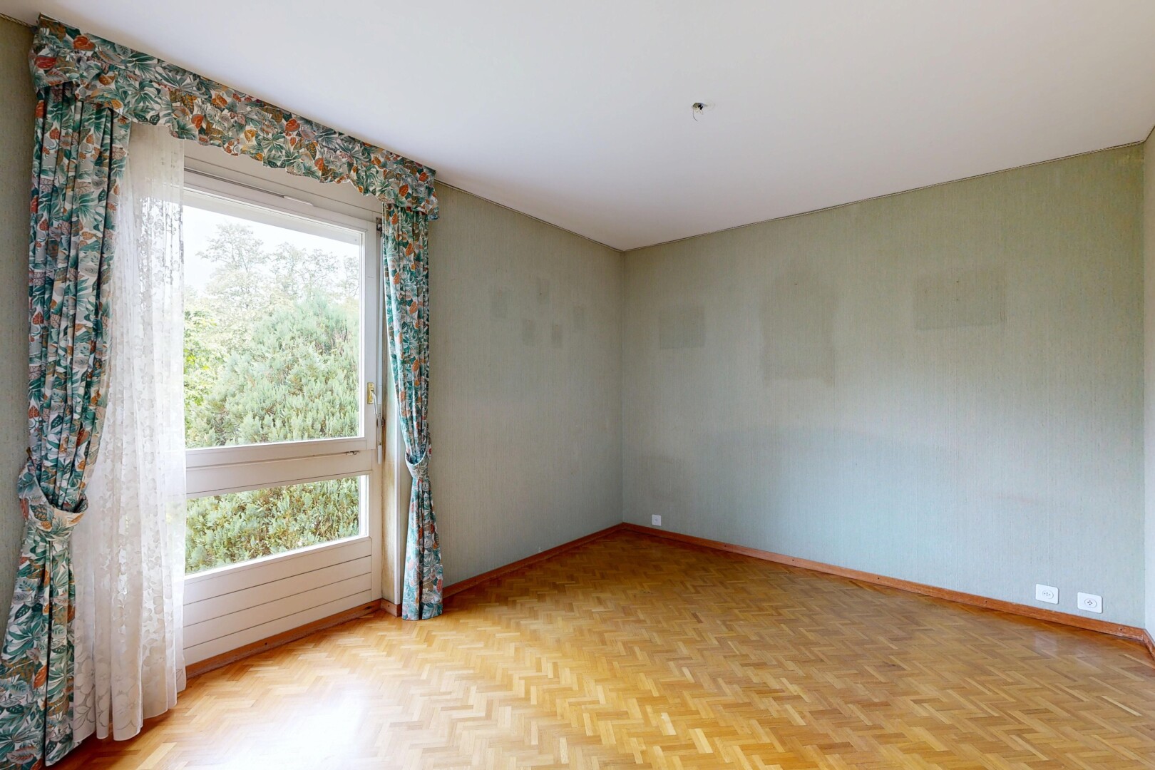 leerer raum mit sockelleisten, baseboards wall, holzfußboden, wood finish floor, und inside property
