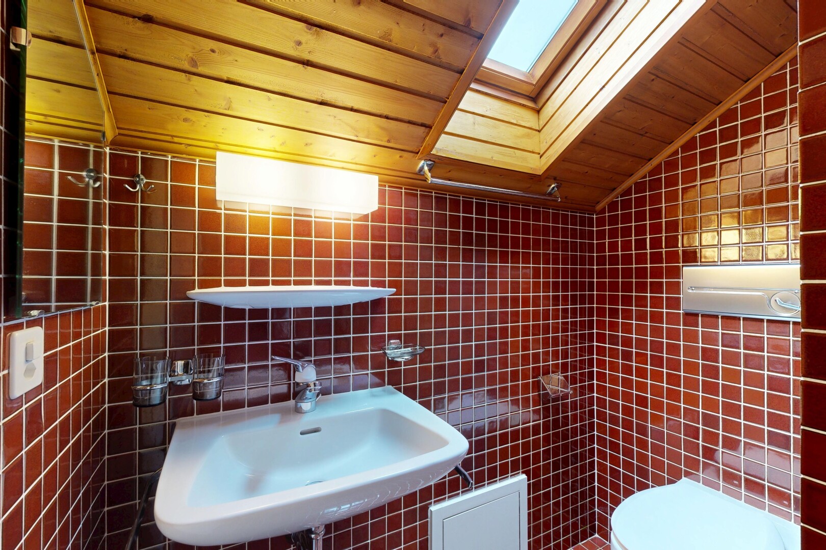 bad mit gäste-wc, fliesenwand, tile wall, waschbecken, und toilette