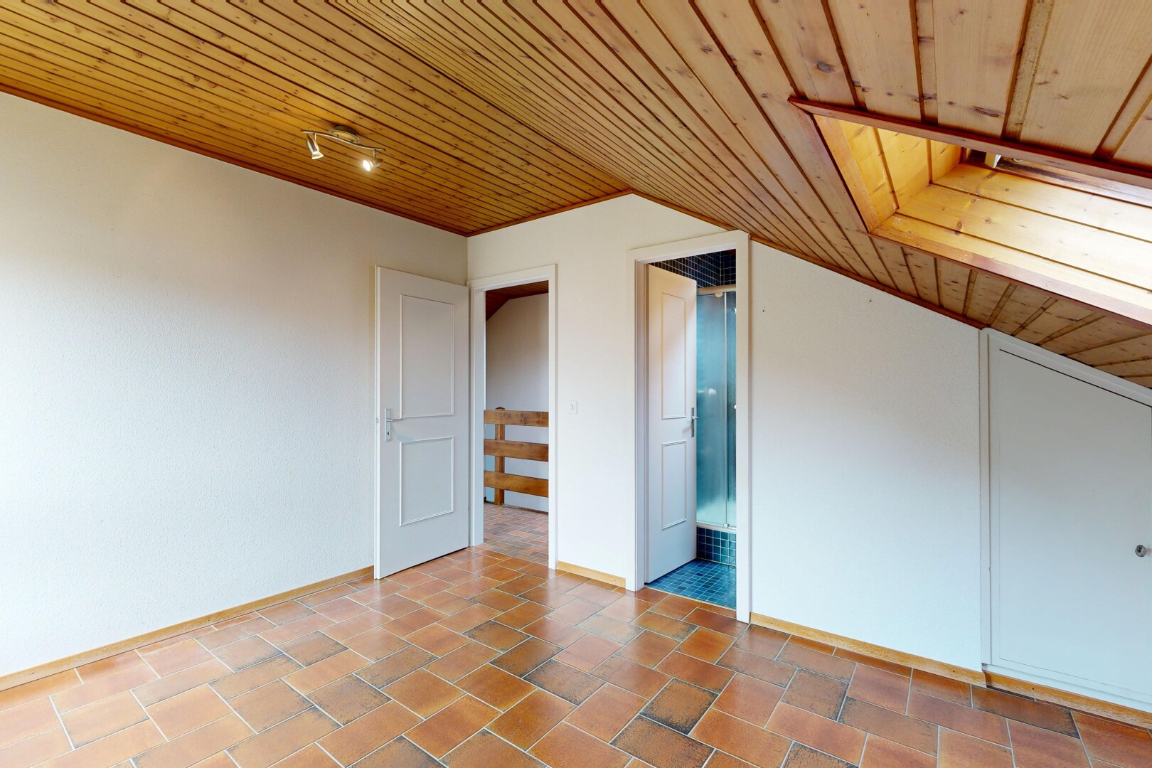 leerer raum mit wood ceiling, holzdecke, inside property, light floor, und vaulted ceiling