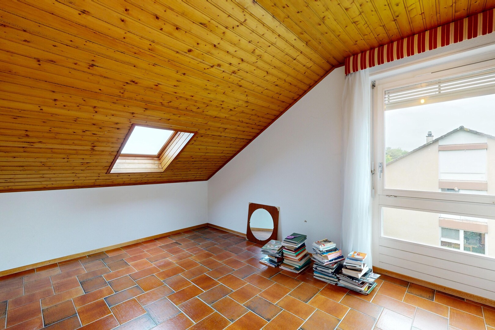 leerer raum mit vaulted ceiling, dachschräge, inside property, drywall, und gipskartonwand
