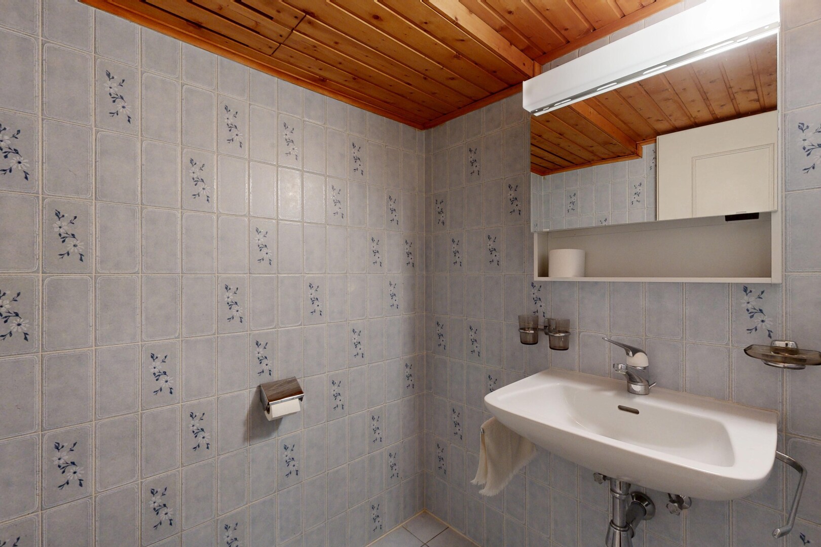 bad mit spiegel, waschbecken, tile wall, fliesenwand, und inside property