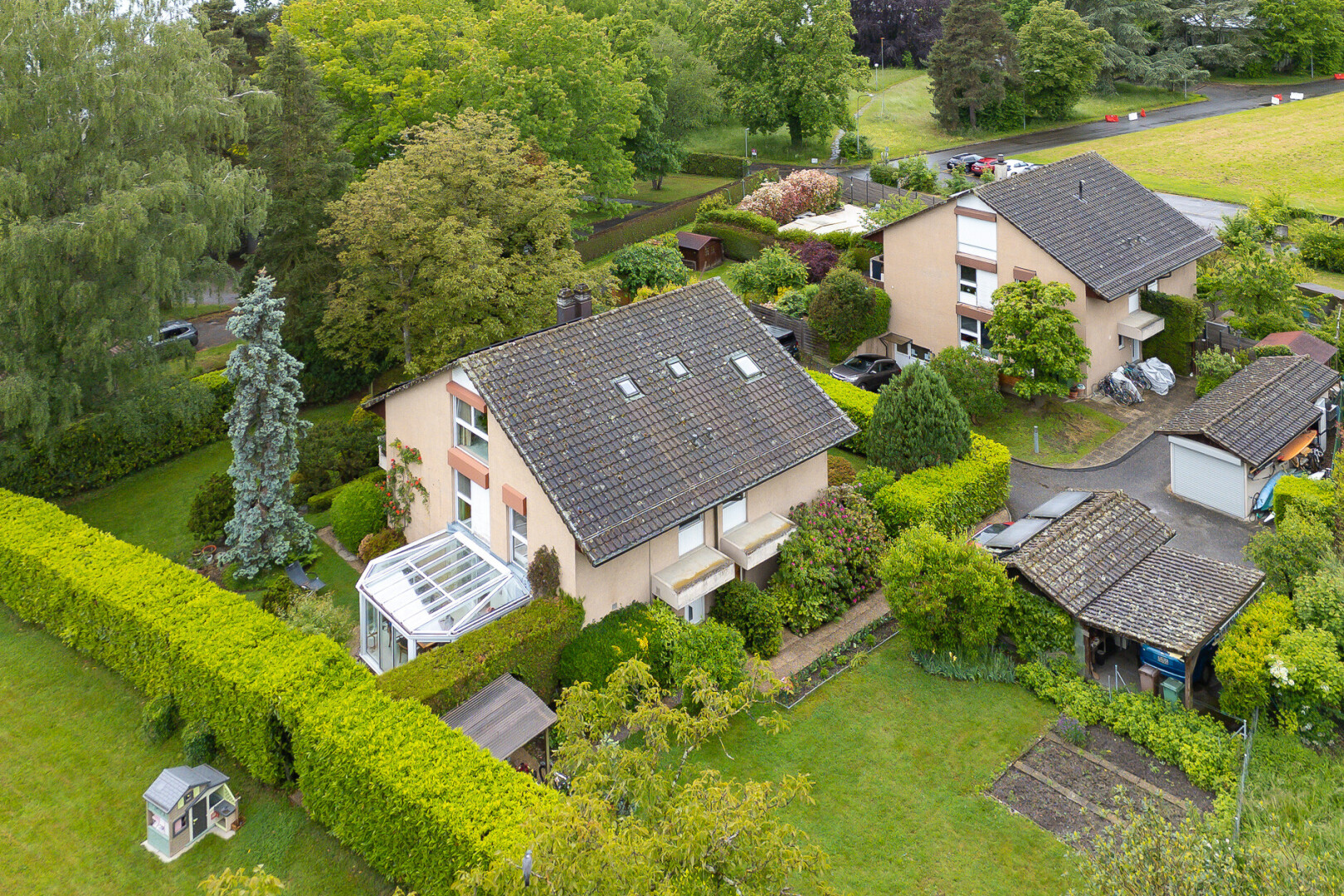 außenansicht mit stuckverkleidung, rasen, property visible, woods view, und waldblick
