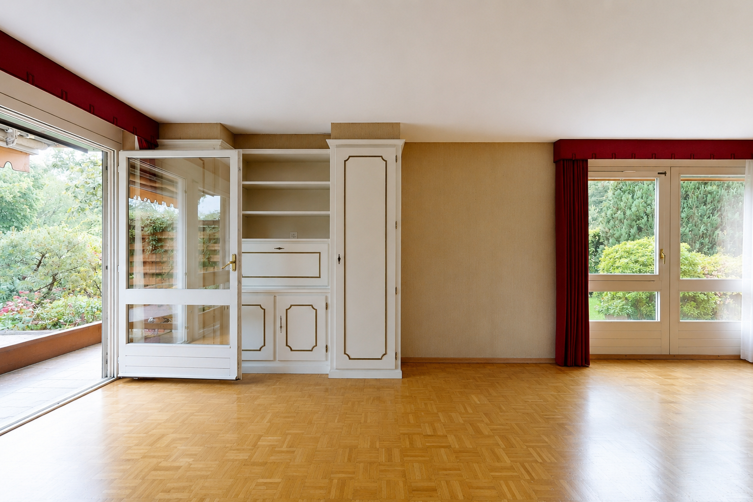 leerer raum mit natural light, natürliches licht, drywall, gipskartonwand, und wood finish floor