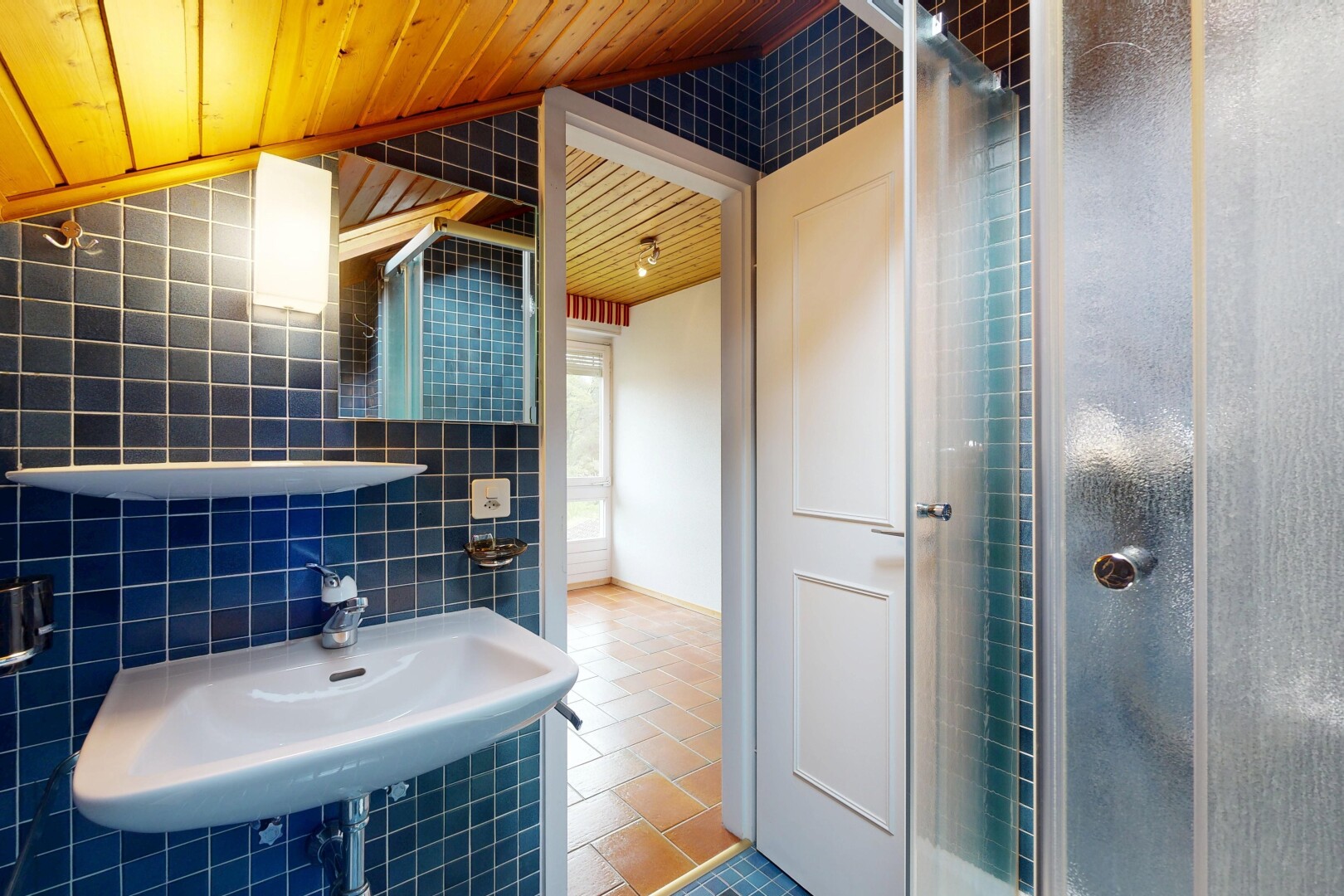 bad mit spiegel, dusche, fliesenwand, tile wall, und waschbecken