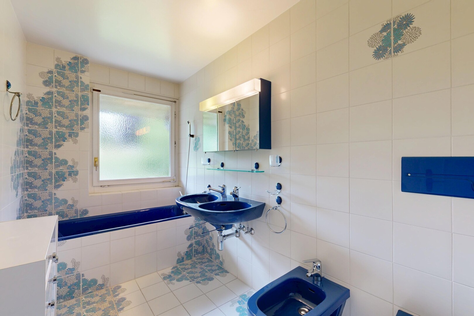 bad mit bidet, komplettes badezimmer, spiegel, waschbecken, und tile wall