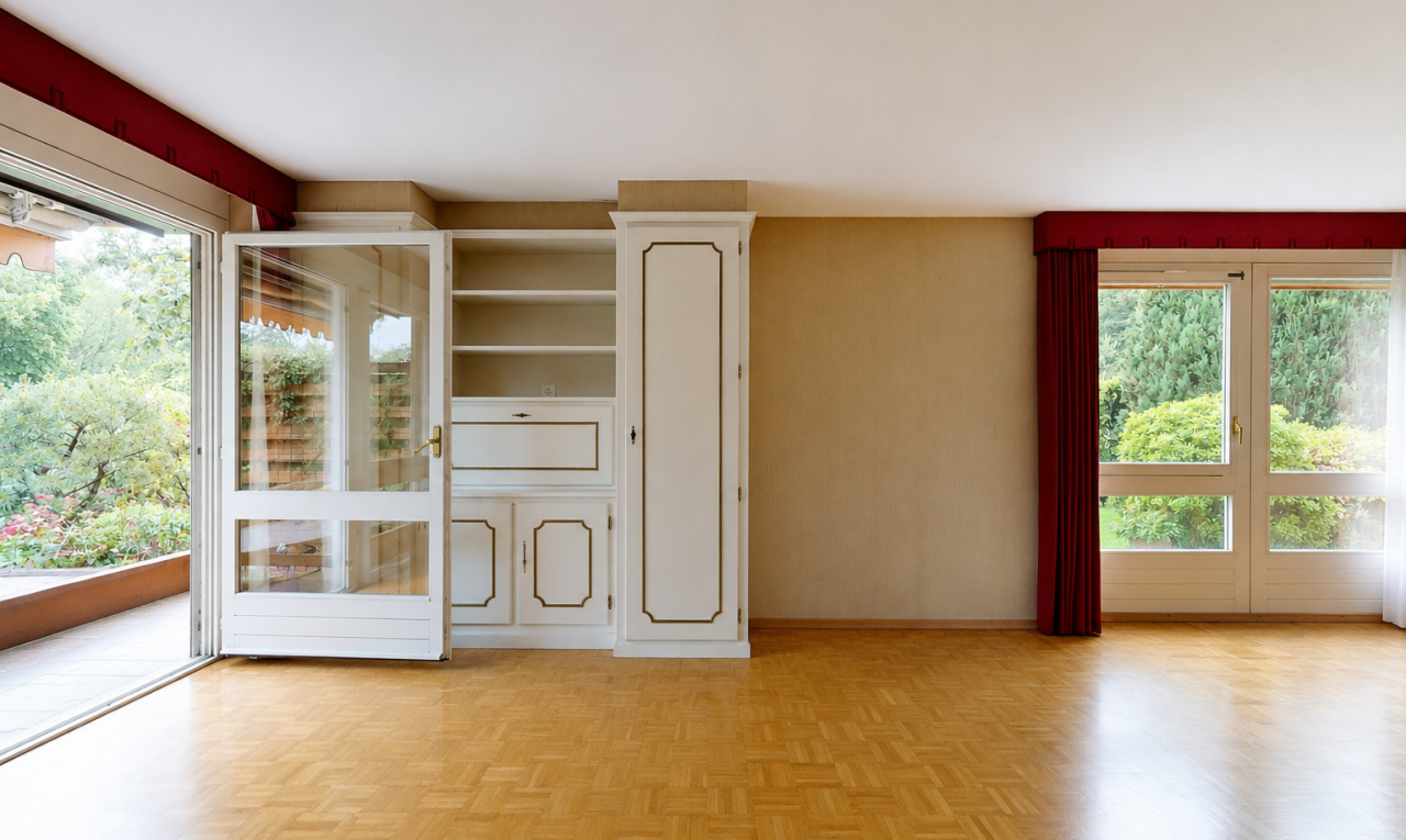 leerer raum mit natural light, natürliches licht, drywall, gipskartonwand, und wood finish floor