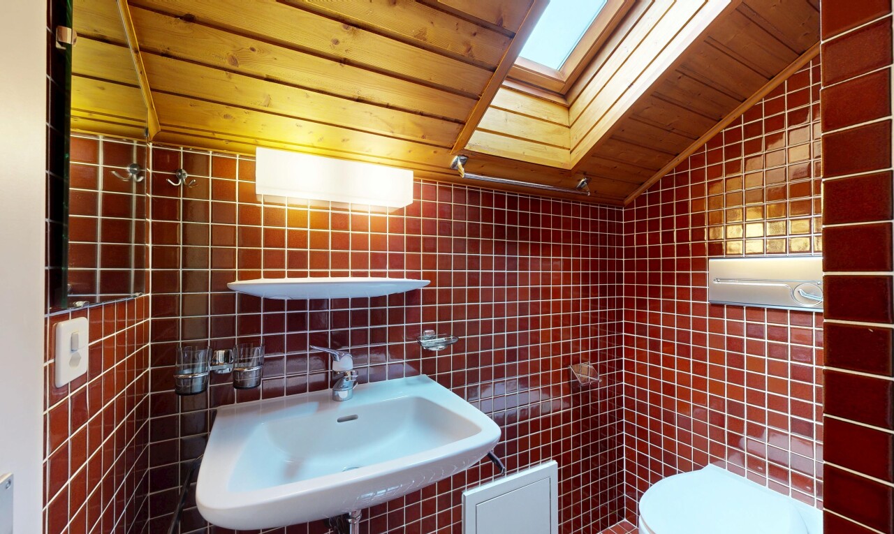 bad mit gäste-wc, fliesenwand, tile wall, waschbecken, und toilette