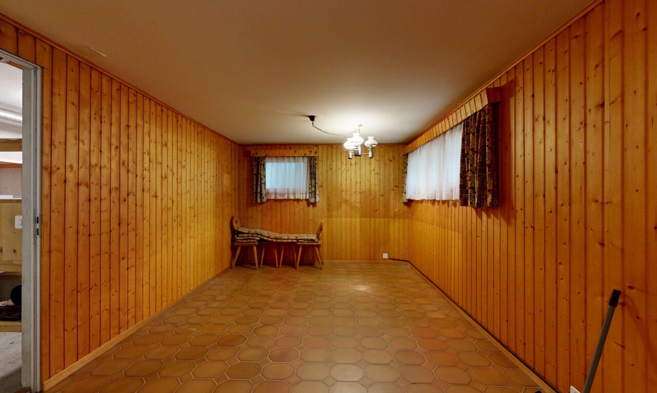 leerer raum mit wood wall, holzwand, natural light, natürliches licht, und inside property