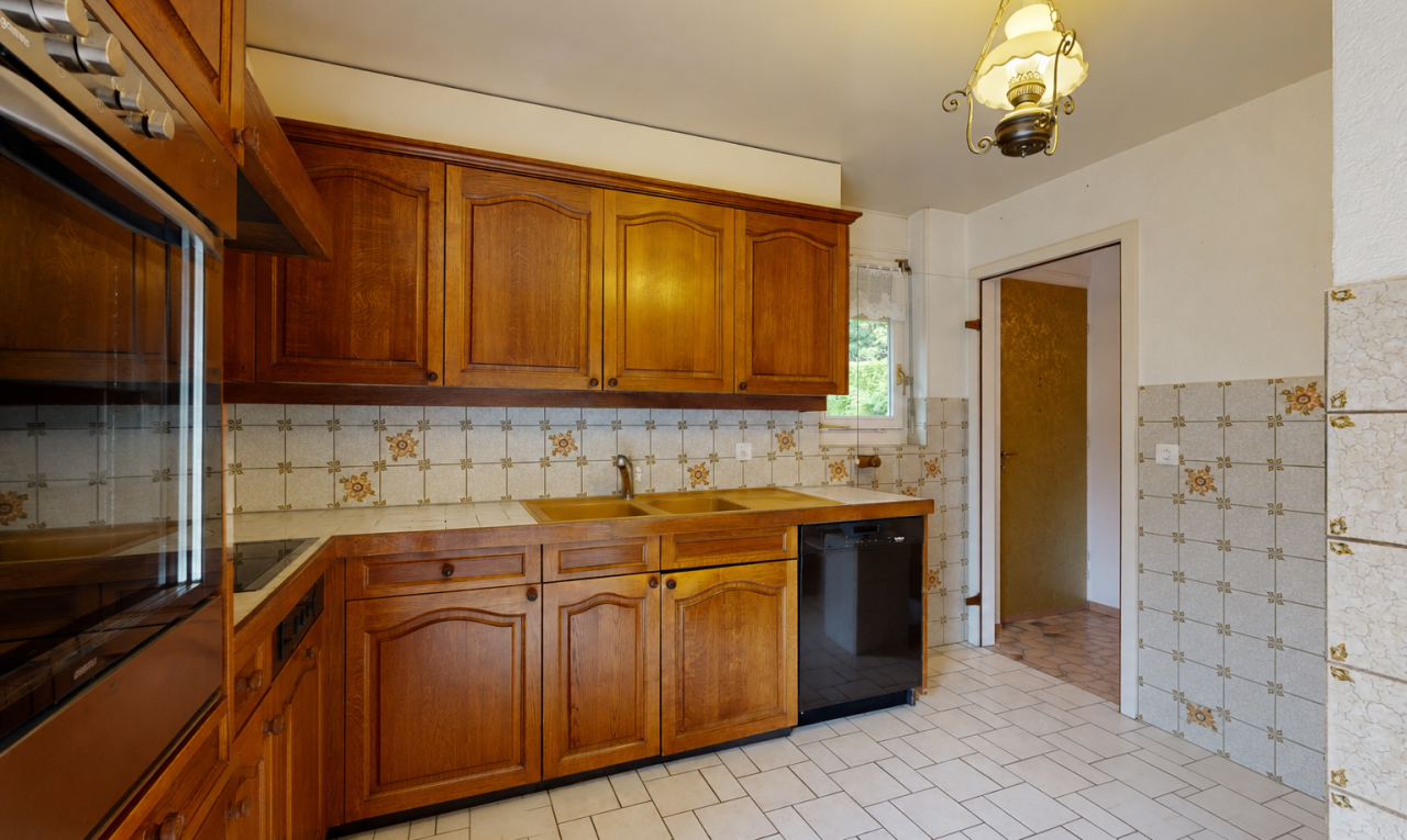 küche mit ofen, mittelbraune schränke, medium brown cabinets, light floor, und bogenförmige schränke