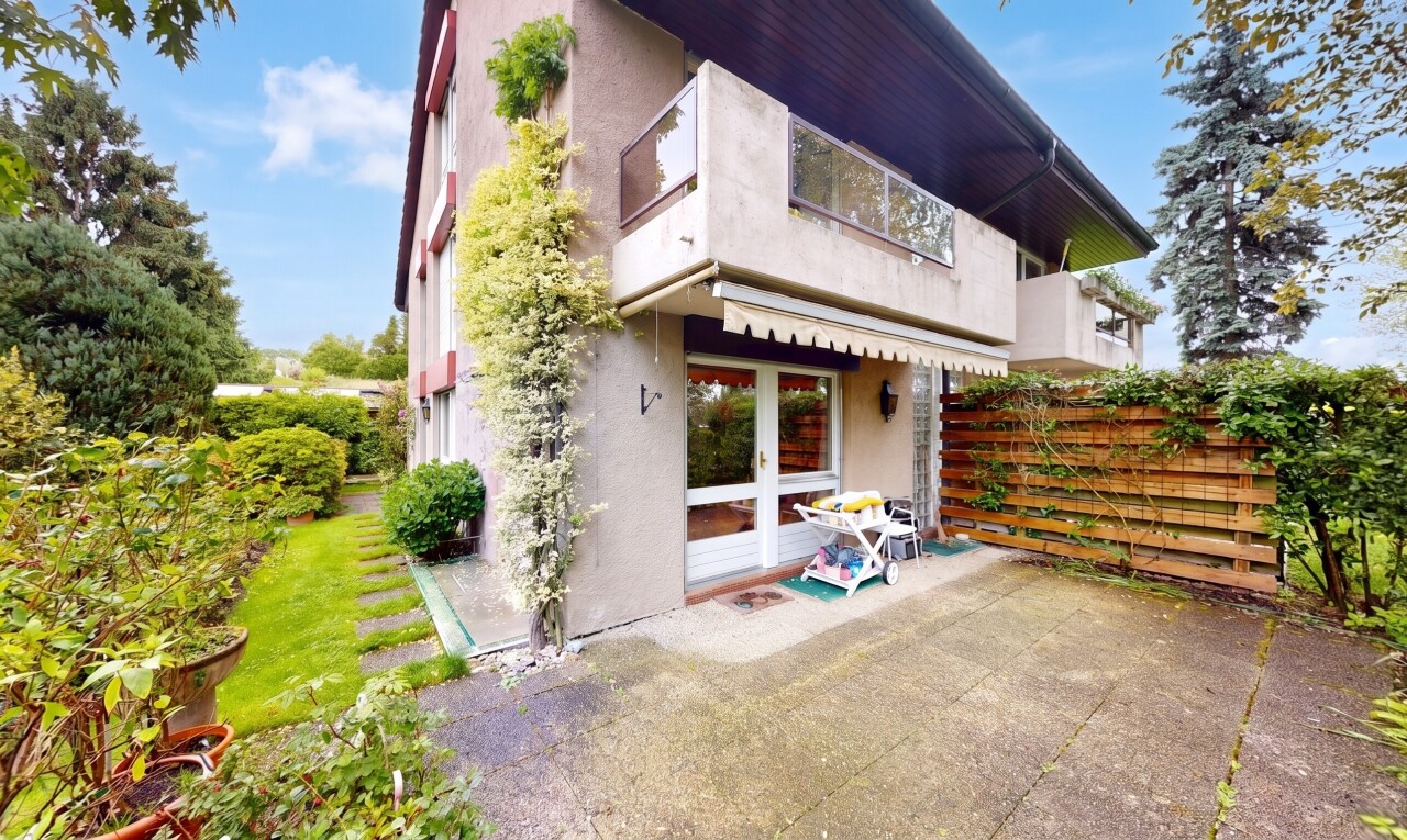 außenansicht mit stuckverkleidung, markise, from property, day time, und balkon