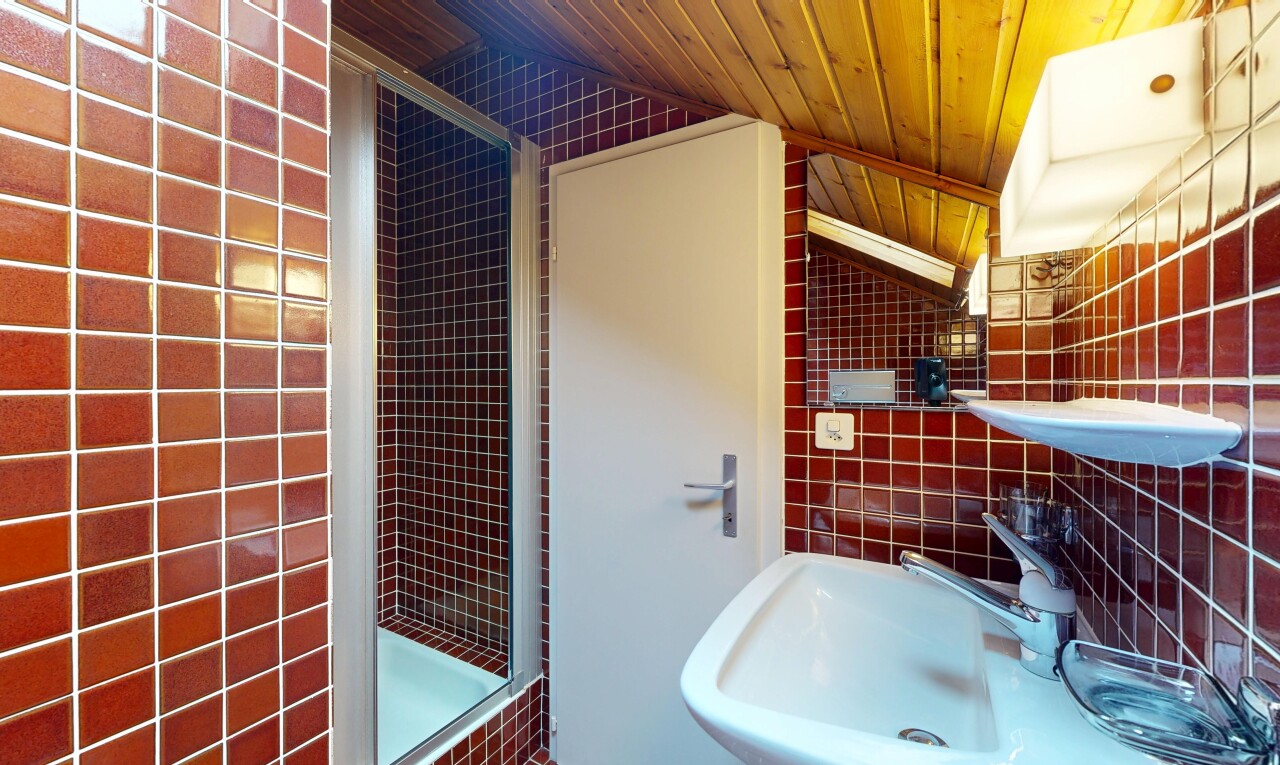 bad mit dusche, komplettes badezimmer, fliesenwand, tile wall, und spiegel