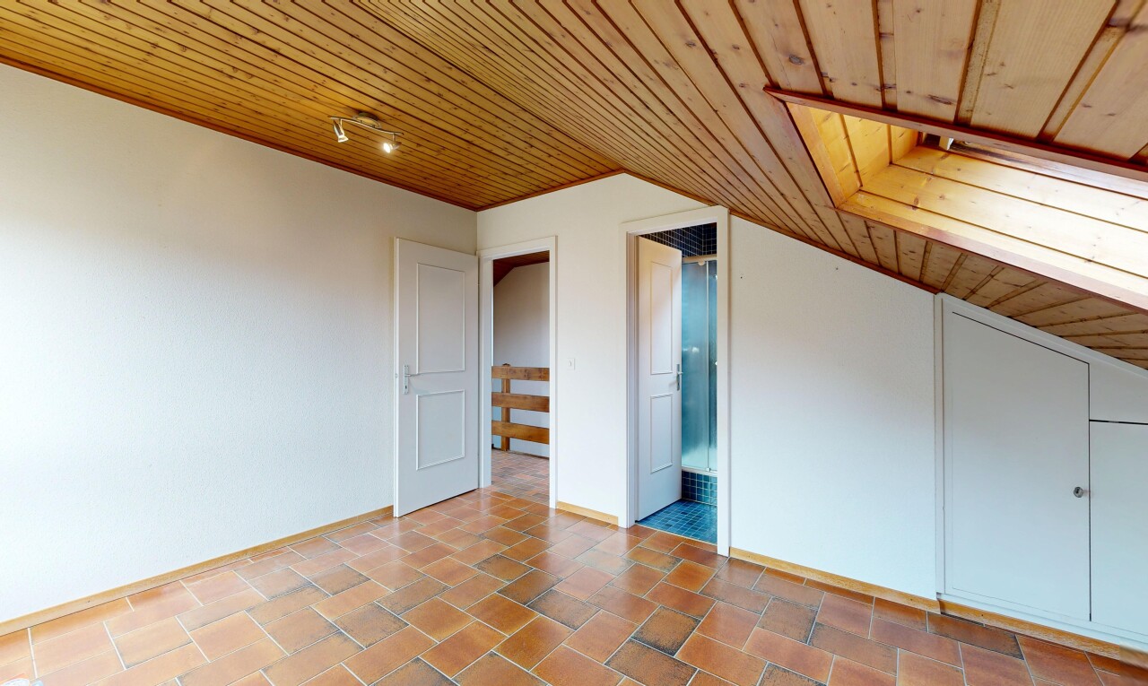 leerer raum mit wood ceiling, holzdecke, inside property, light floor, und vaulted ceiling
