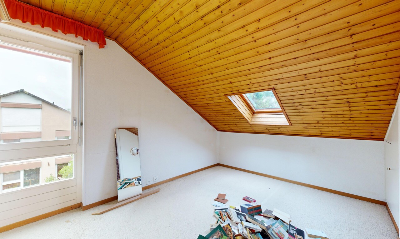 leerer raum mit inside property, dachschräge, vaulted ceiling, teppich, und carpet