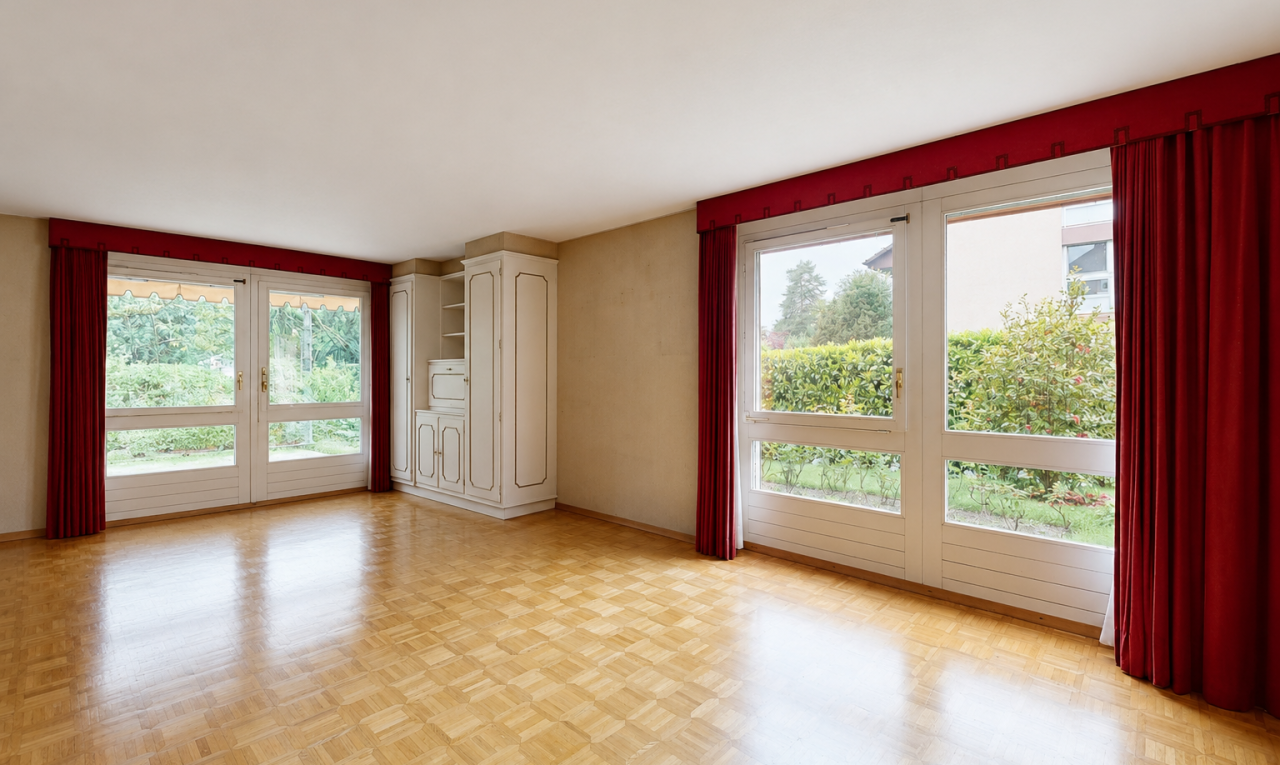 leerer raum mit natural light, natürliches licht, inside property, wood finish floor, und holzfußboden