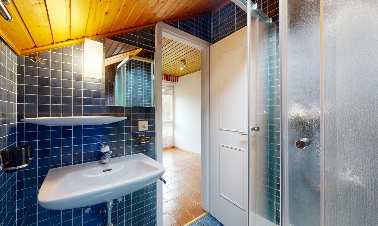 bad mit spiegel, dusche, fliesenwand, tile wall, und waschbecken
