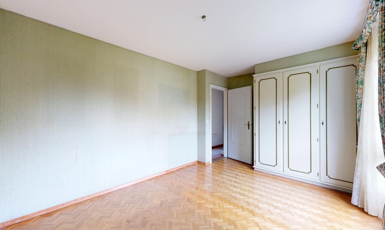 leerer raum mit holzfußboden, wood finish floor, inside property, light floor, und parquet floor