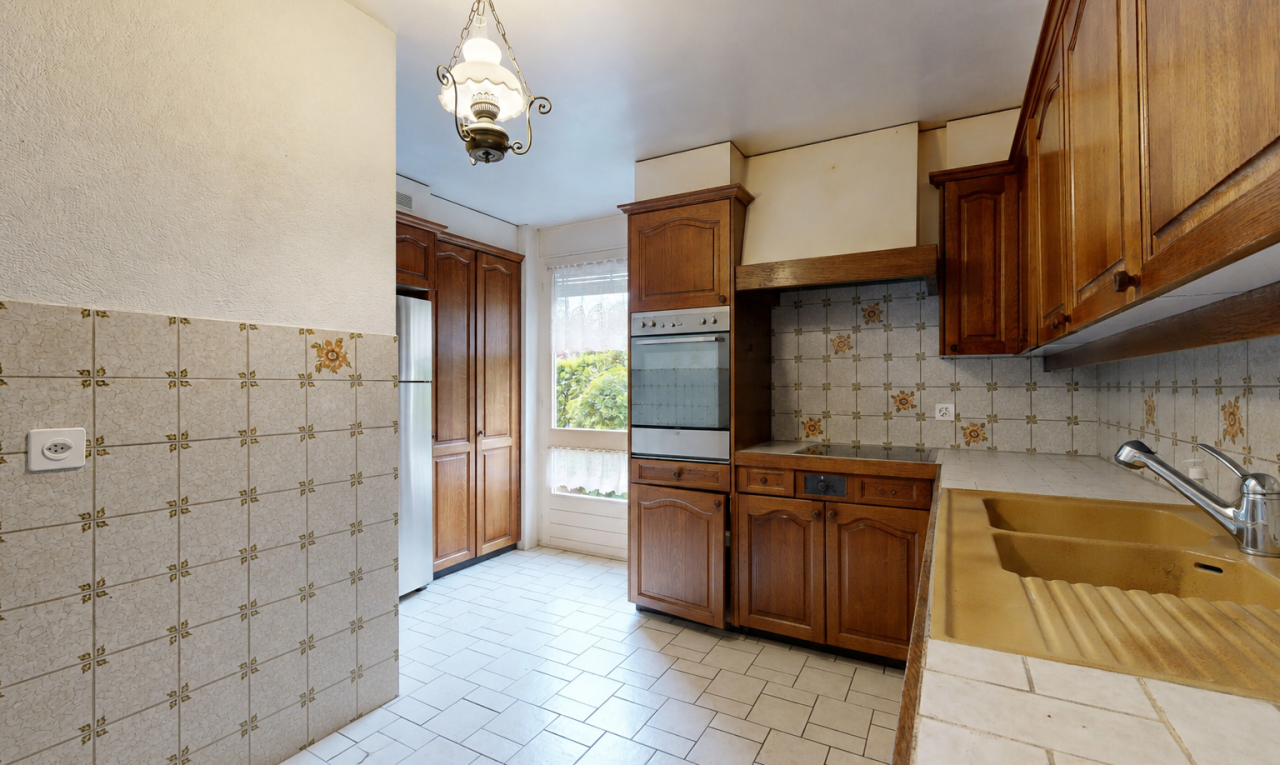 küche mit bogenförmige schränke, arched cabinets, light countertops, ofen, und mittelbraune schränke