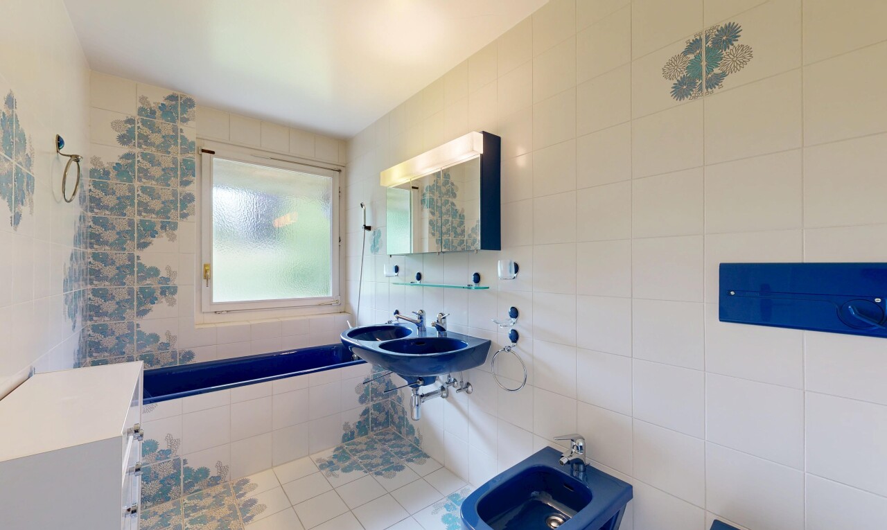 bad mit bidet, komplettes badezimmer, spiegel, waschbecken, und tile wall
