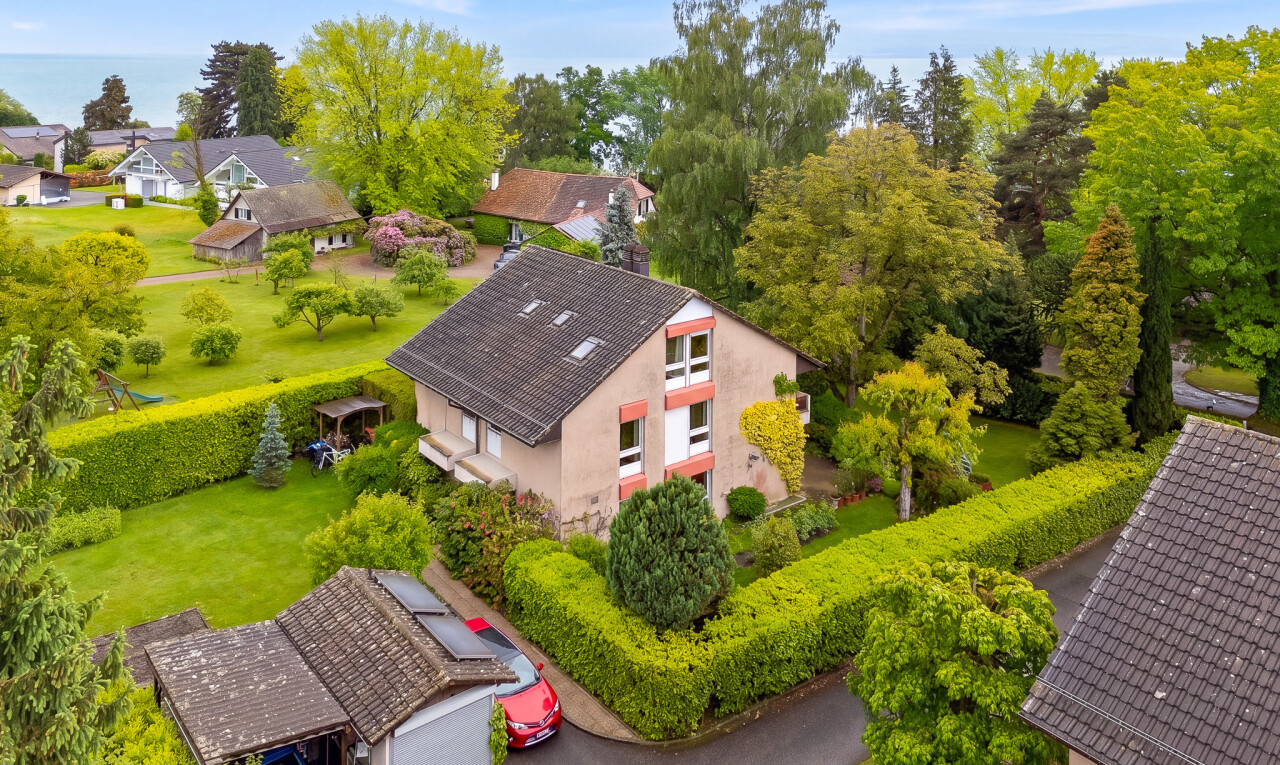 außenansicht mit day time, property visible, stuckverkleidung, und rasen