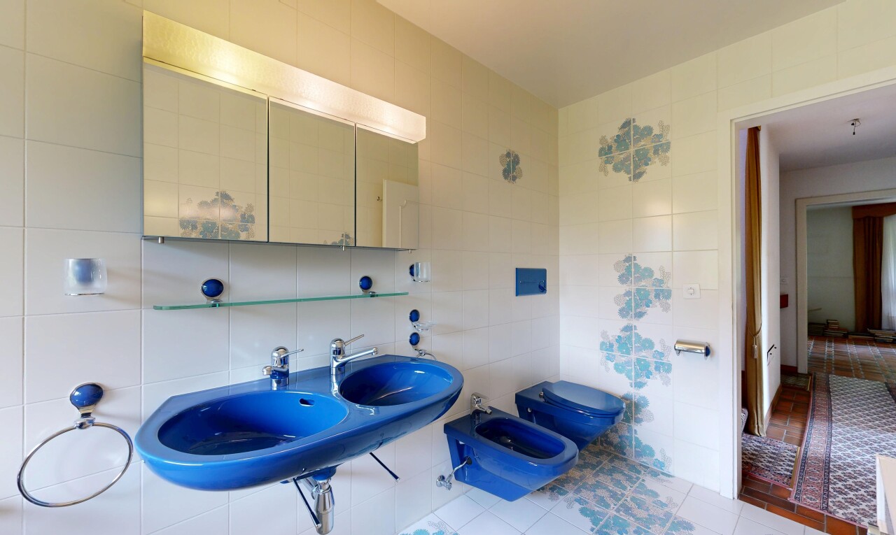 bad mit fliesenwand, tile wall, bidet, spiegel, und inside property