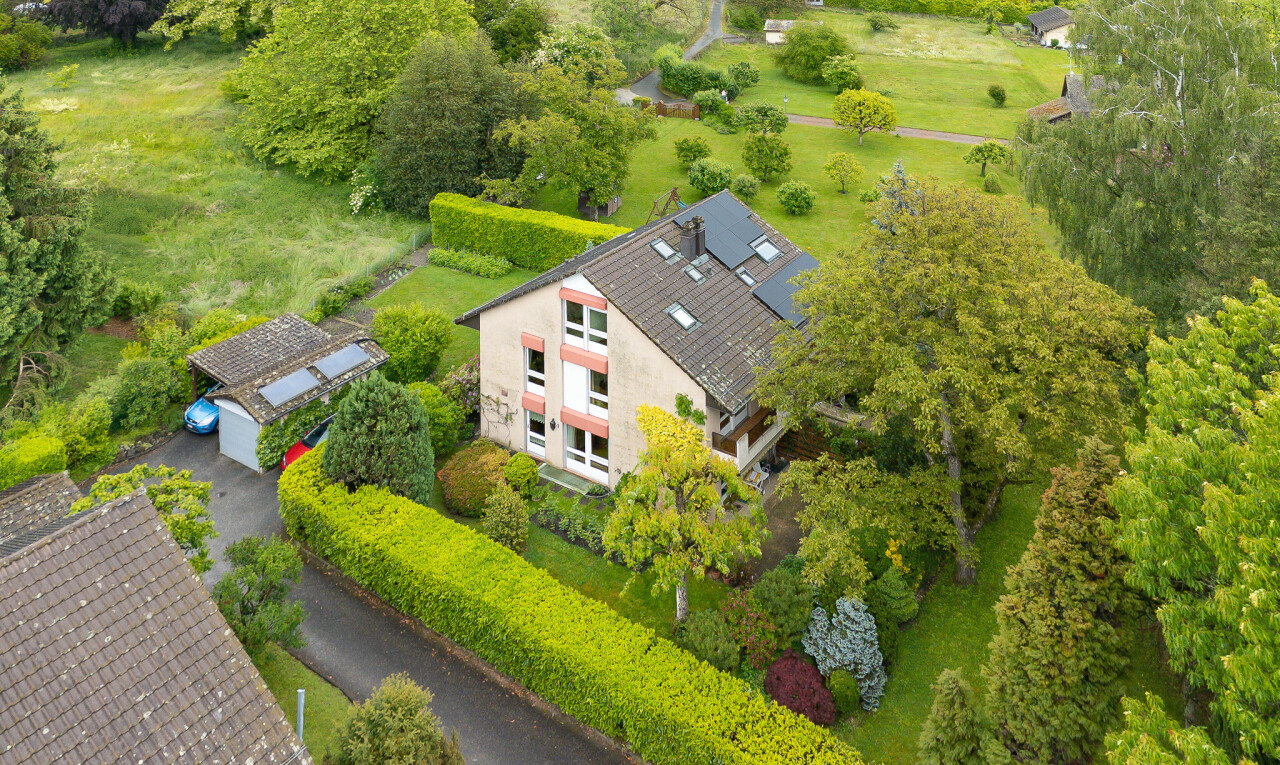 außenansicht mit property visible, stuckverkleidung, außenansicht, und auffahrt