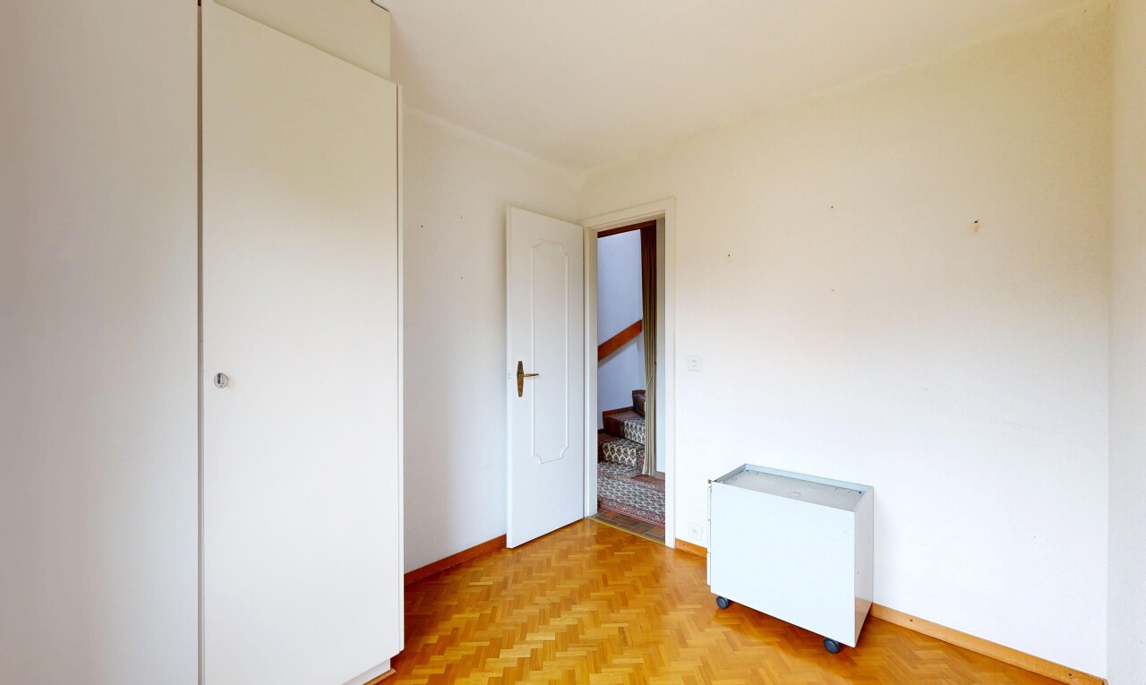 leerer raum mit inside property, gipskartonwand, drywall, parquet floor, und holzfußboden