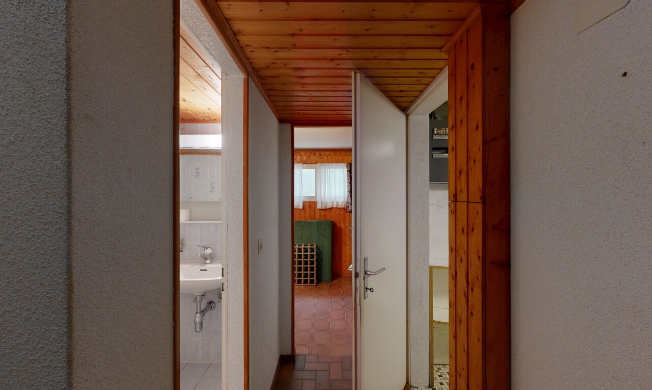 halle / korridor mit wood ceiling, holzdecke, und inside property