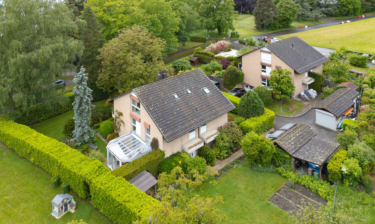 außenansicht mit stuckverkleidung, rasen, property visible, woods view, und waldblick