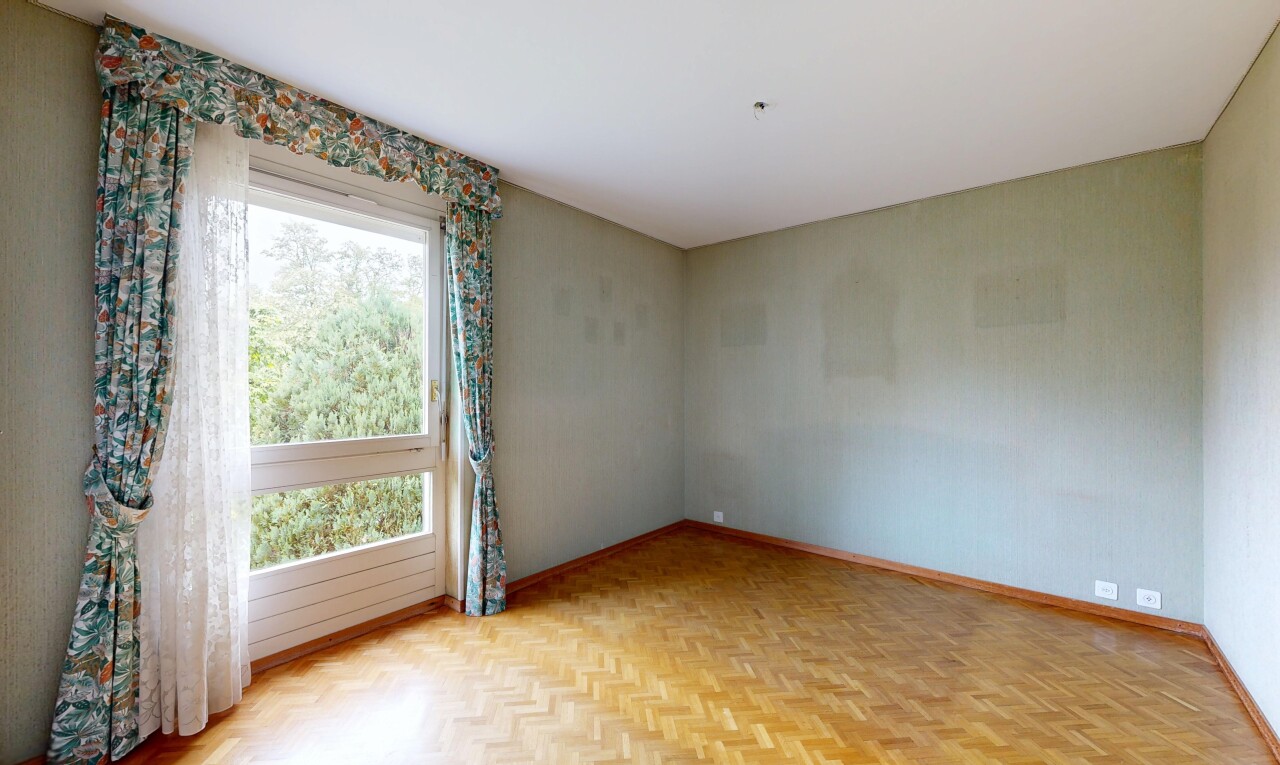 leerer raum mit sockelleisten, baseboards wall, holzfußboden, wood finish floor, und inside property