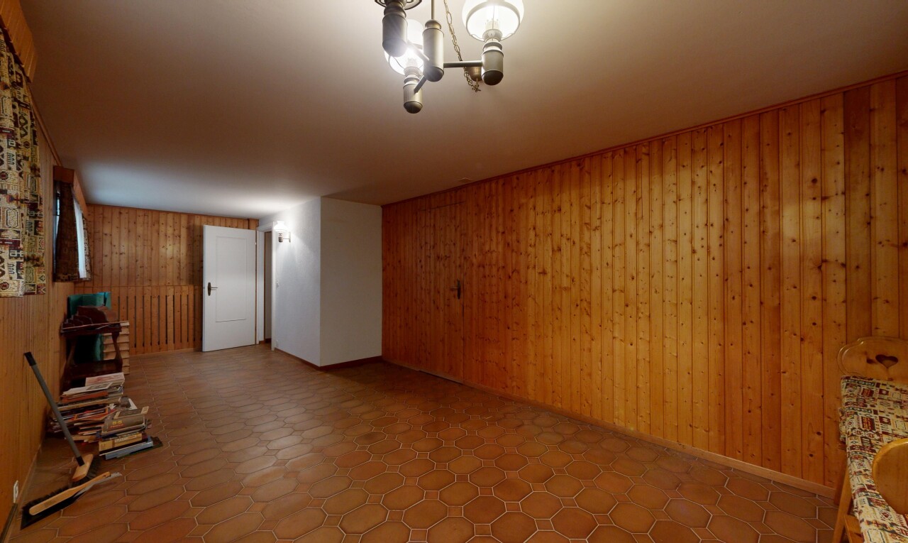 leerer raum mit holzwand, wood wall, bemerkenswerter kronleuchter, und inside property