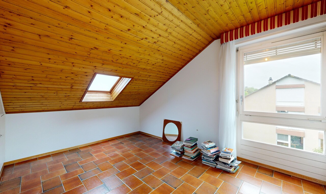 leerer raum mit vaulted ceiling, dachschräge, inside property, drywall, und gipskartonwand