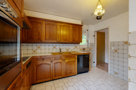 küche mit ofen, mittelbraune schränke, medium brown cabinets, light floor, und bogenförmige schränke