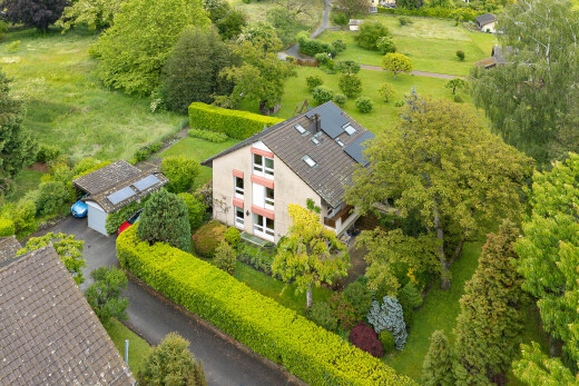 außenansicht mit property visible, stuckverkleidung, außenansicht, und auffahrt