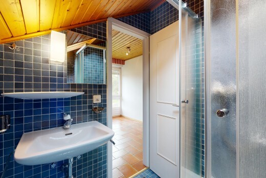 bad mit spiegel, dusche, fliesenwand, tile wall, und waschbecken