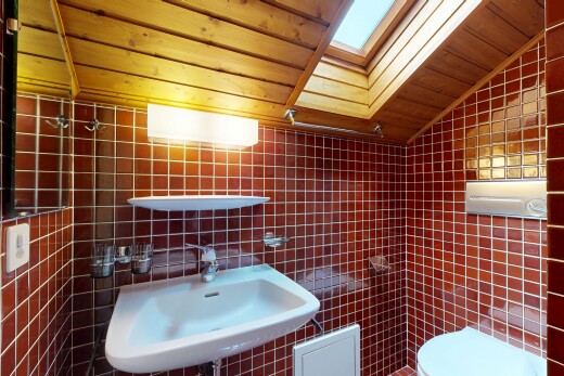 bad mit gäste-wc, fliesenwand, tile wall, waschbecken, und toilette