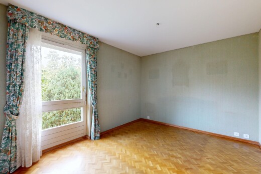 leerer raum mit sockelleisten, baseboards wall, holzfußboden, wood finish floor, und inside property