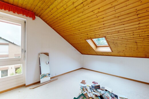 leerer raum mit inside property, dachschräge, vaulted ceiling, teppich, und carpet