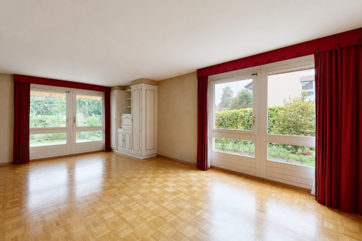 leerer raum mit natural light, natürliches licht, inside property, wood finish floor, und holzfußboden