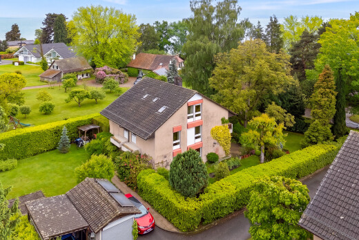 außenansicht mit day time, property visible, stuckverkleidung, und rasen