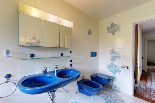 bad mit fliesenwand, tile wall, bidet, spiegel, und inside property