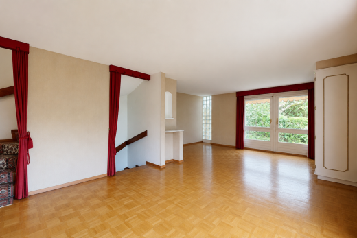 leerer raum mit inside property, holzfußboden, wood finish floor, parquet floor, und natürliches licht