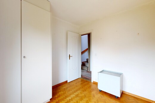 leerer raum mit inside property, gipskartonwand, drywall, parquet floor, und holzfußboden