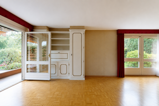 leerer raum mit natural light, natürliches licht, drywall, gipskartonwand, und wood finish floor