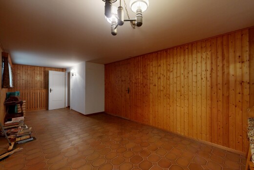 leerer raum mit holzwand, wood wall, bemerkenswerter kronleuchter, und inside property