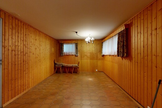 leerer raum mit wood wall, holzwand, natural light, natürliches licht, und inside property