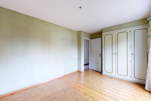 leerer raum mit holzfußboden, wood finish floor, inside property, light floor, und parquet floor