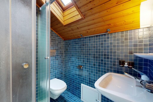 bad mit vaulted ceiling, dachschräge, dachfenster, tile wall, und fliesenwand
